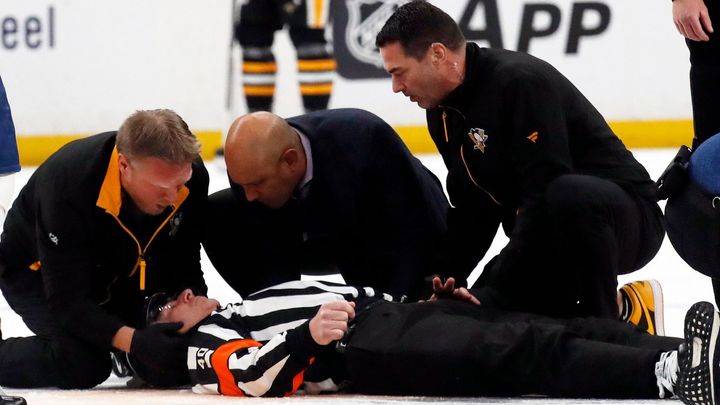 "Děsivý okamžik." Rozhodčího v NHL odvezli z ledu na nosítkách