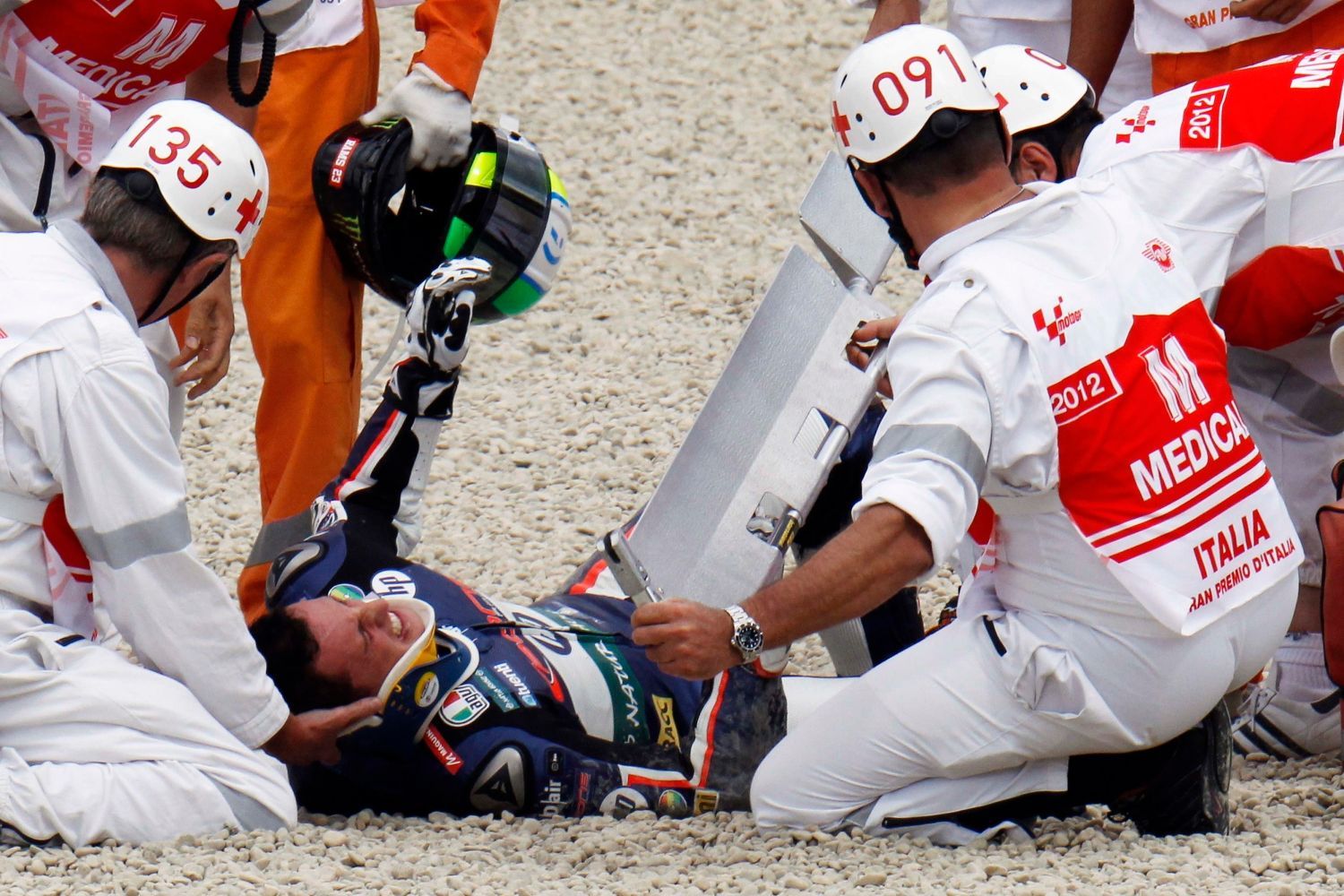 Španělský motocyklový jezdec Pol Espargaro spadl během závodu Moto2 v kvalifikaci ve Velké ceně Itálie 2012.