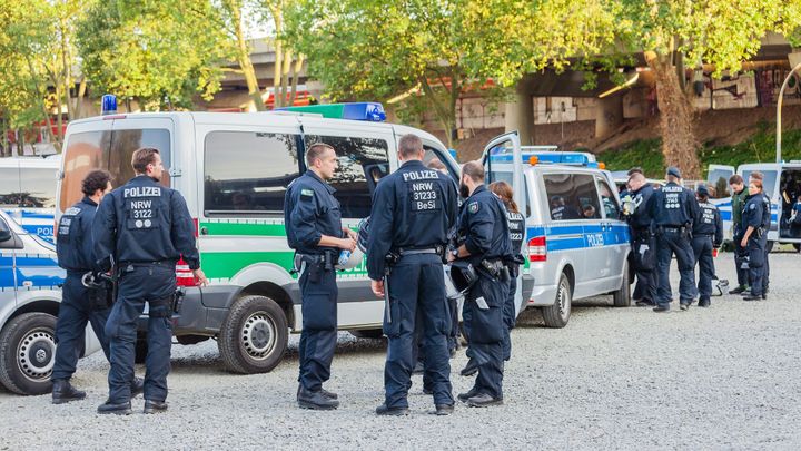 Útočník v Německu vpíchl školačce neznámou látku. Pak řekl slovo "šest" a odešel