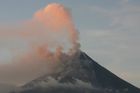 Soptící vulkán Mayon vyhnal z domovů 24 tisíc Filipínců