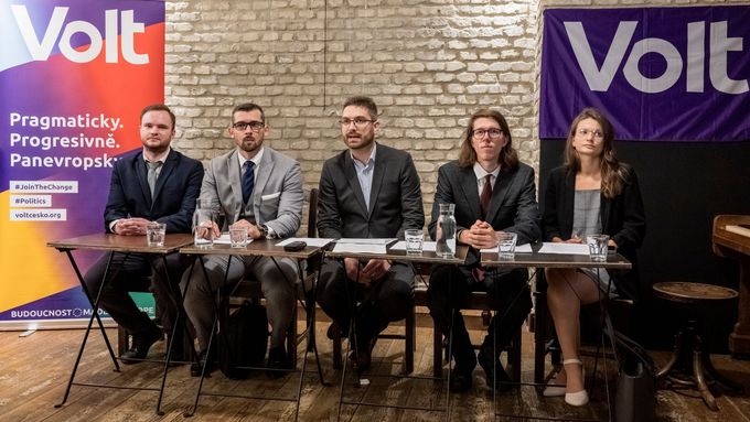 Zleva advokáti Pavel Beneš a Vít Hruška z kanceláře Atreum, spolupředseda strany Volt Česko Adam Hanka a právníci Jan Rosenthaler a Lucie Malá z kenceláře Legitas.