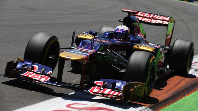 Toro Rosso s Danielem Ricciardem za volantem ve hře barev na obrubníku ve Valencii.