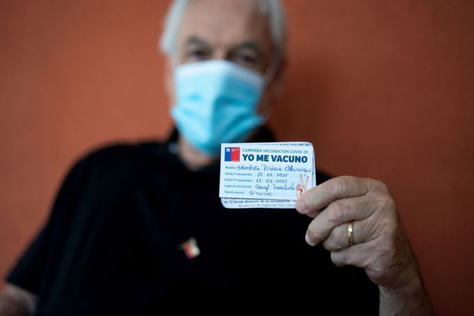 Chilský prezident Sebastian Pinera dostává vakcínu od čínské společnosti Sinovac.