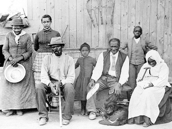 Tubmanová, úplně vlevo, s rodinou, kterou přivedla z otrokářského Marylandu.