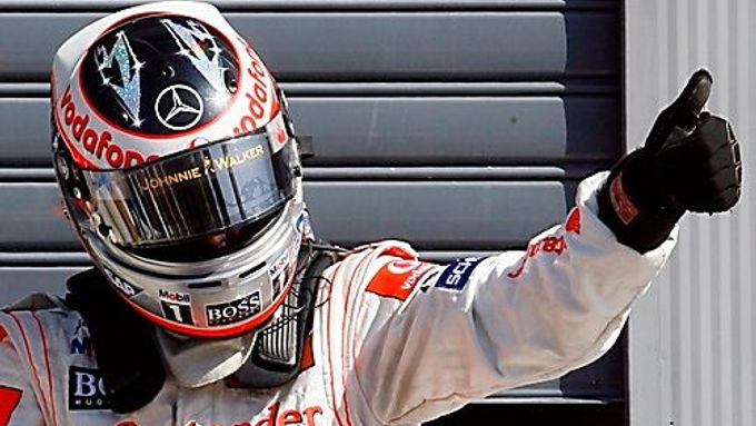 Fernando Alonso slaví vítězství v kvalifikaci na Velkou cenu Itálie v Monze.
