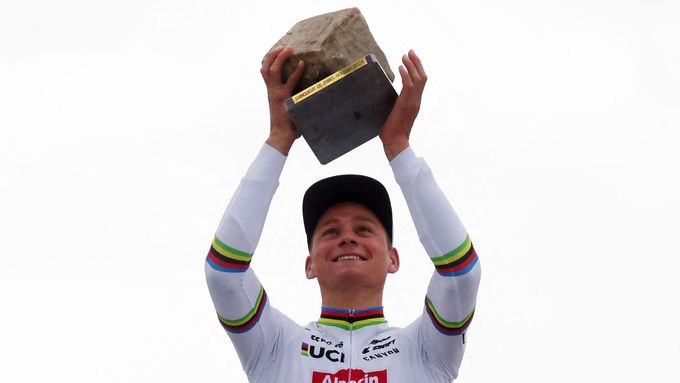 Mathieu Van der Poel s trofejí pro vítěze závodu Paříž - Roubaix