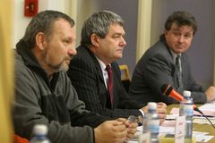 Komunisté plní příslib Švejnarovi. V 1. kole ho podpoří