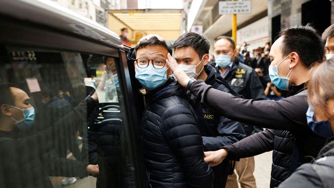 Ilustrační foto ze zatýkání novináře Patricka Lama v Hongkongu.