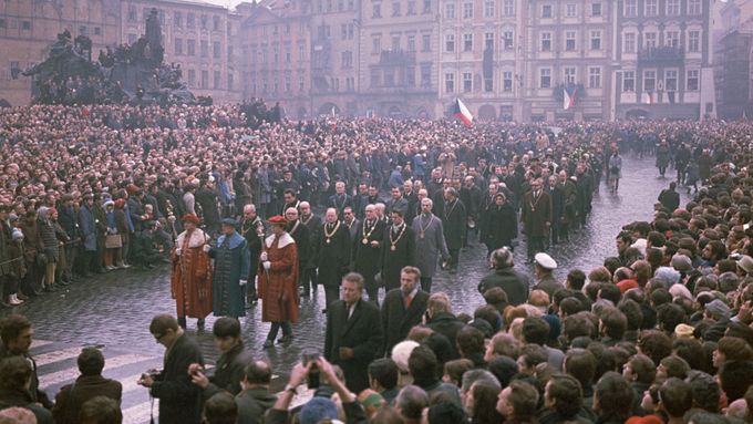 Pohřební průvod za rakví Jana Palacha na Staroměstském náměstí v Praze.