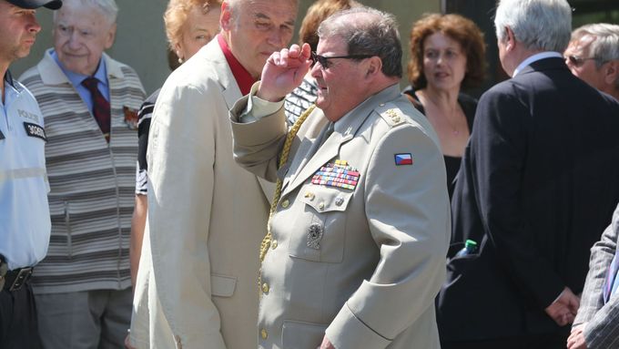 Fotoblog: Oslavy konce války na ruské ambasádě. Zeman řečnil v ruštině, přišli i Klaus a komunisté