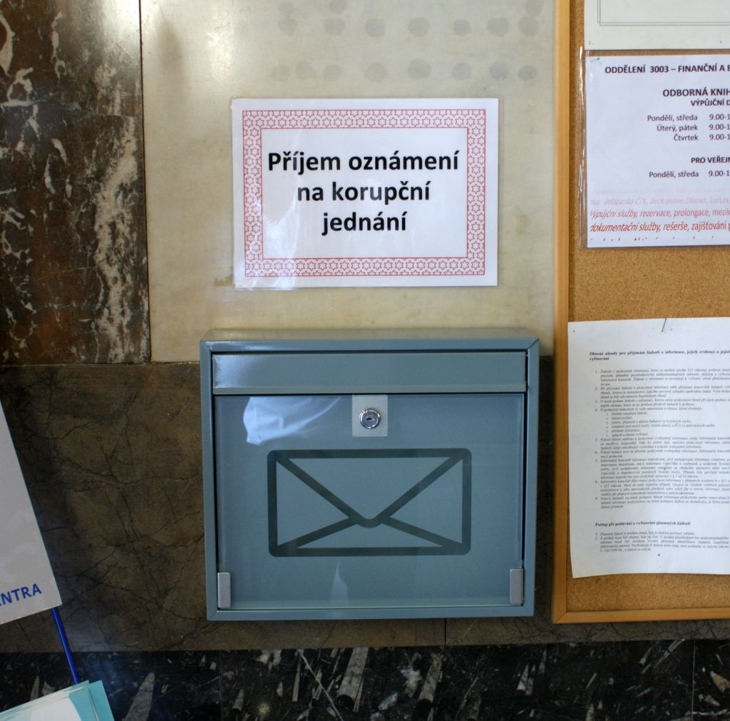 Schránka na protikorupční podněty v budově ministerstva financí