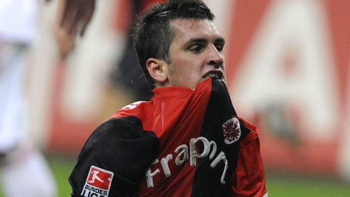 Fotbalista Martin Fenin v Praze loupil, byl k tomu ale vyprovokován.