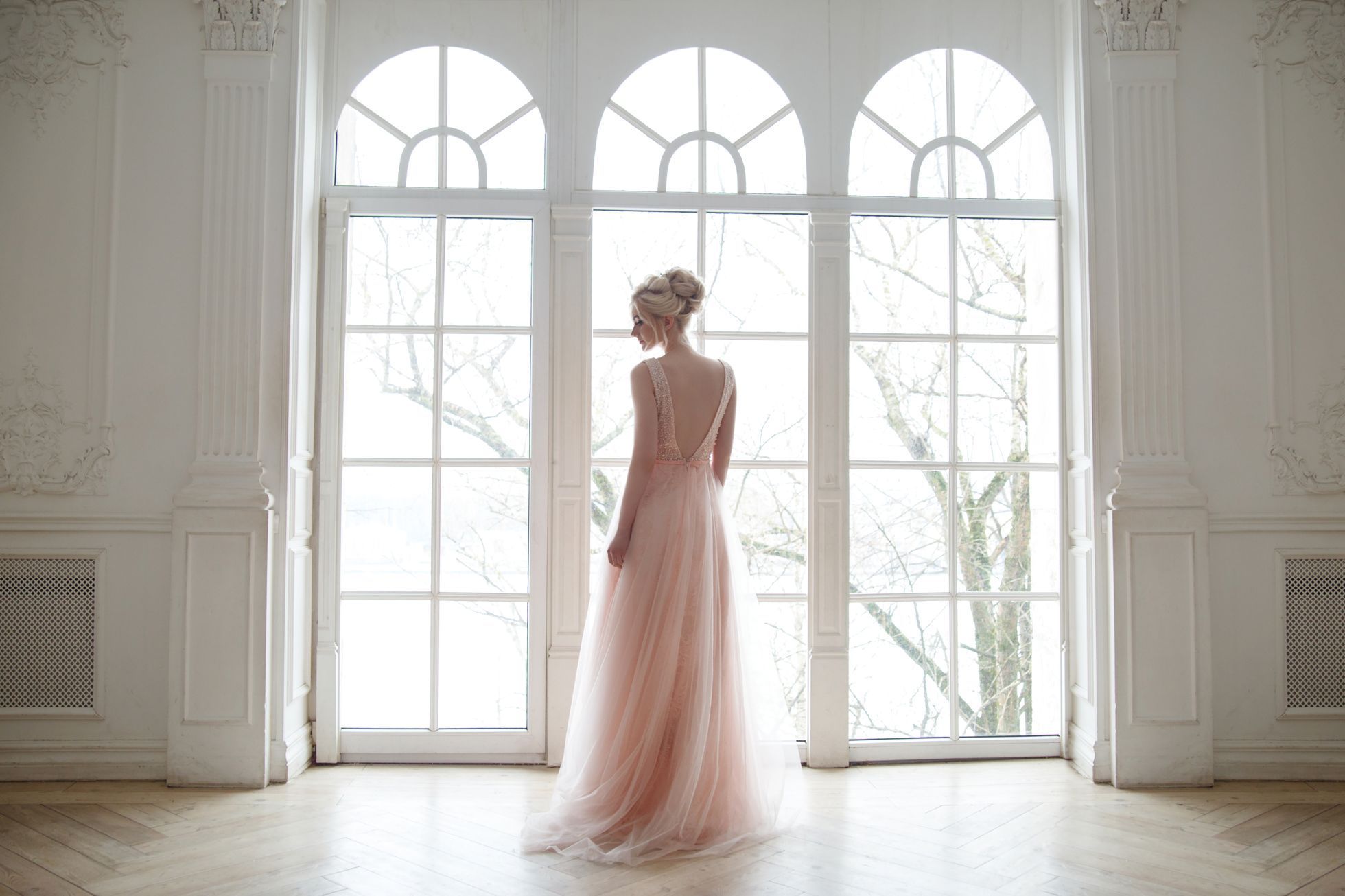 Růžové svatební šaty, žena