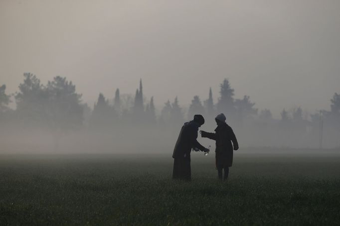 Uprchlíci poblíž řecko-makedonské hranice.