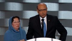 Otec amerického muslima, který zahynul v Iráku, vzkázal na nominačním sjezdu Demokratické strany Donaldu Trumpovi: “Vy jste Americe nic neobětoval".