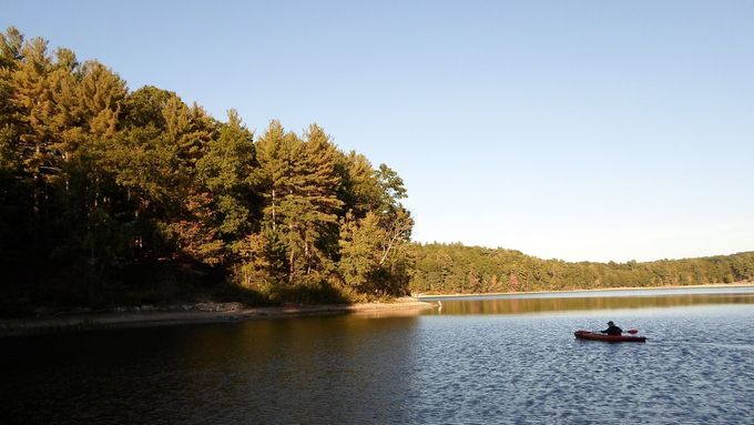 U jezera Walden v Concordu strávil Thoreau symbolické dva roky, dva měsíce a dva dny.