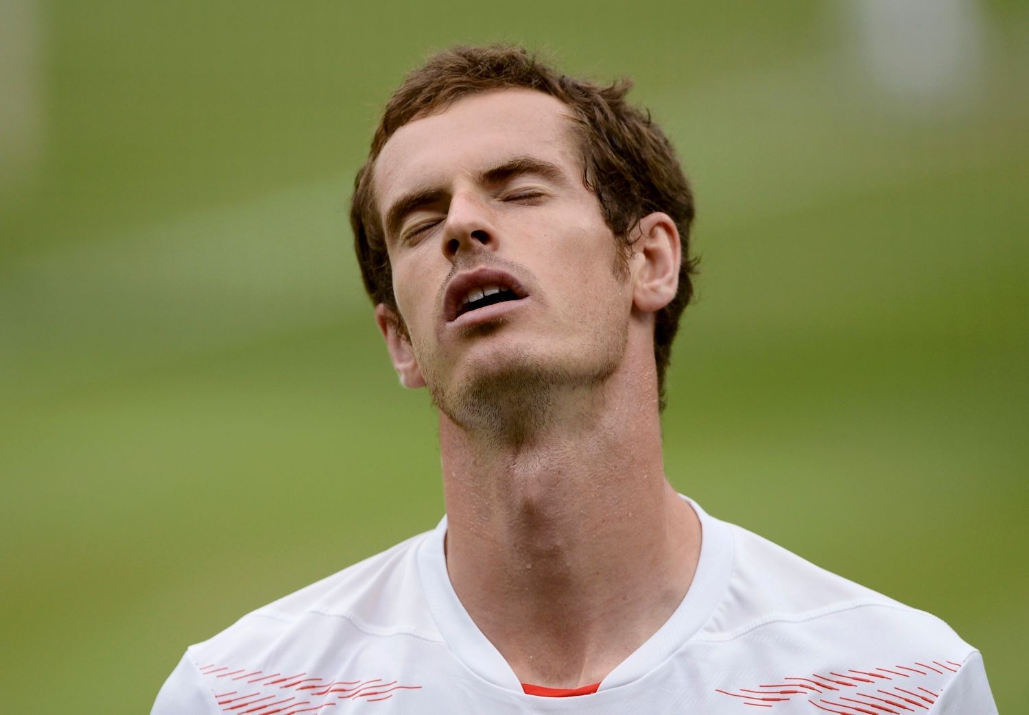 Britský tenista Andy Murray je zklamaný po prohraném utkání se Švýcarem Rogerem Federerem ve finále Wimbledonu 2012.