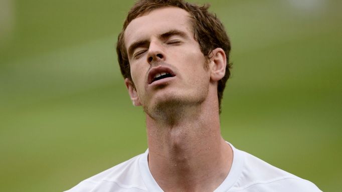 Britský tenista Andy Murray je zklamaný po prohraném utkání se Švýcarem Rogerem Federerem ve finále Wimbledonu 2012.