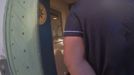 Trojice polonahých běžících mužů přepadla seniora v Žatci za bílého dne, vše zachytily kamery. Policie dopadla všechny tři pachatele, zveřejnila video.