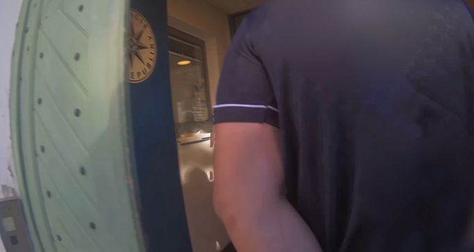 Trojice polonahých běžících mužů přepadla seniora v Žatci za bílého dne, vše zachytily kamery. Policie dopadla všechny tři pachatele, zveřejnila video.