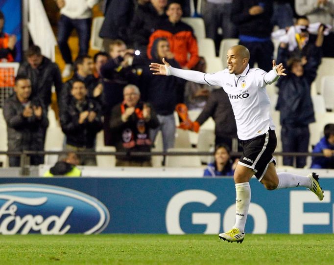 Fotbalista Valencie Sofiane Feghouli slaví gól v utkání proti BATE Borisovu v Lize mistrů 2012/13.