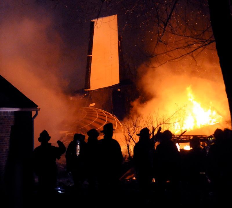 Hasiči likvidují na předměstí Buffala požár po nehodě letadla