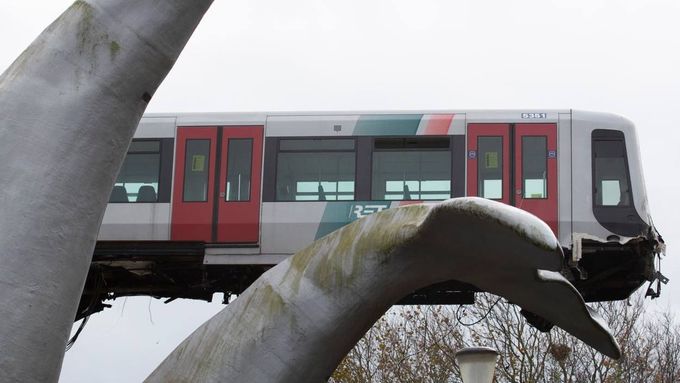 Rotterdam žije kuriózní nehodou. Soupravu metra zachránila před pádem obří velryba