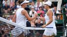 Barbora Krejčíková a Ashleigh Bartyová na Wimbledonu 2021