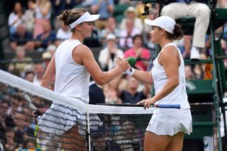 Barbora Krejčíková s Ashleigh Bartyovouv osmifinále Wimbledonu 2021