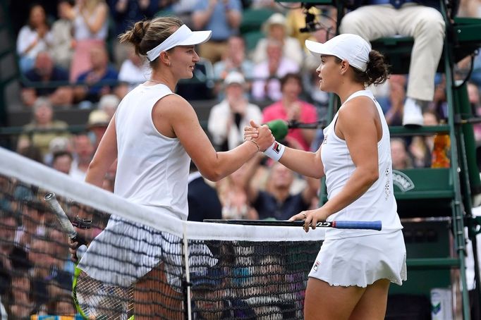 Barbora Krejčíková a Ashleigh Bartyová na Wimbledonu 2021