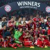 Bayern Mnichov pózuje s trofejí pro vítěze Superpoháru