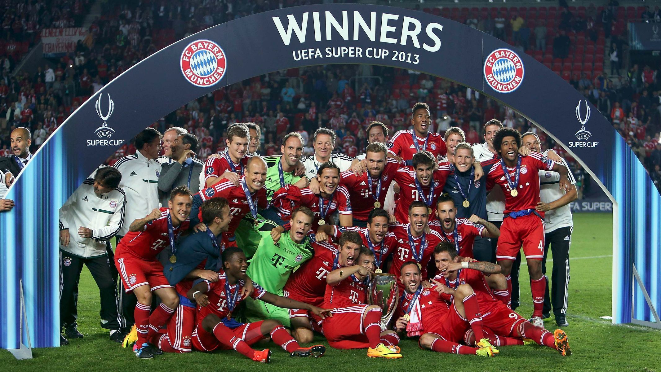 Bayern Mnichov pózuje s trofejí pro vítěze Superpoháru