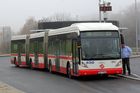 Foto: Dva klouby, téměř 25 metrů. Nejdelší autobus v Česku vozí cestující na pražské letiště