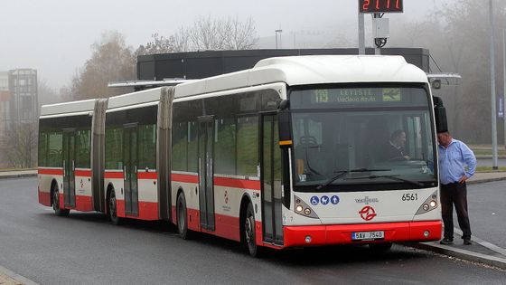 Foto: Dva klouby, téměř 25 metrů. Nejdelší autobus v Česku vozí cestující na pražské letiště