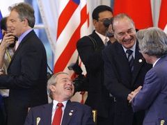 Francouzský prezident jaques Chirac se zdraví s japonským premiérem Džuničirem Koizumim. Vedle se usmívá americký prezident George Bush, v pozadí stojí britský premiér Tony Blair.