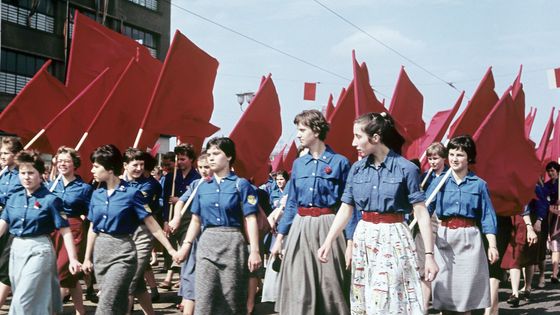 Rudé vlajky do ruky, wartburgy v ulicích i cirkus. Tak se žilo v komunistické NDR