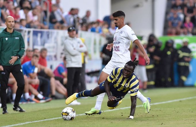 Merchas Duskí (v bílém) a Bruma v odvetě 3. předkola EL Slovácko - Fenerbahce