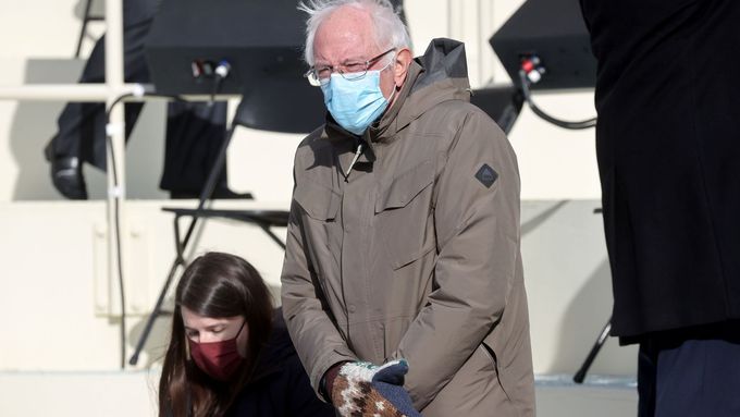 Bernie Sanders dorazil na inauguraci Joea Bidena v palčácích.