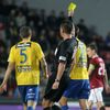 GL, Sparta - Teplice: Admir Ljevakovič (5) dostává žlutou kartu; rozhodčí Michal Paták