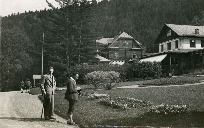 Prostranství před Kurhausem. V pozadí je vidět správní vila a Kursalon. Nedatovaná fotografie (cca 20-30. léta 20. století)