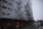 V dílně na Berounsku hořelo, hasiči evakuovali 170 lidí