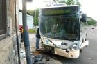 Při nehodě autobusu se v Liberci zranilo devět lidí