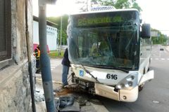 V Liberci se srazil autobus s multikárou, jeden zraněný