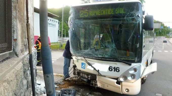 Devět lidí se zranilo ve středu ráno v centru Liberce při nehodě autobusu, který narazil do sloupu.