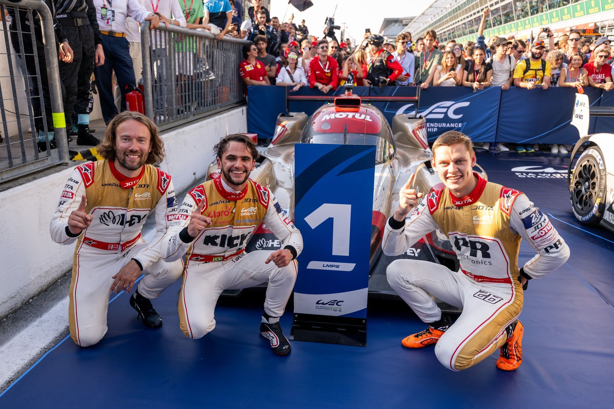 David Heinemeier Hansson, Pietro Fittipaldi a Oliver Rasmussen z týmu Jota slaví vítěztsví v šestihodinovce v Monze ve třídě LMP2