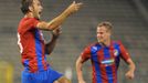 Fotbalista Viktoria Plzeň Marek Bakoš slaví gól s Davidem Limberským v utkání Evropské ligy 2012/13 s Lokerenem.