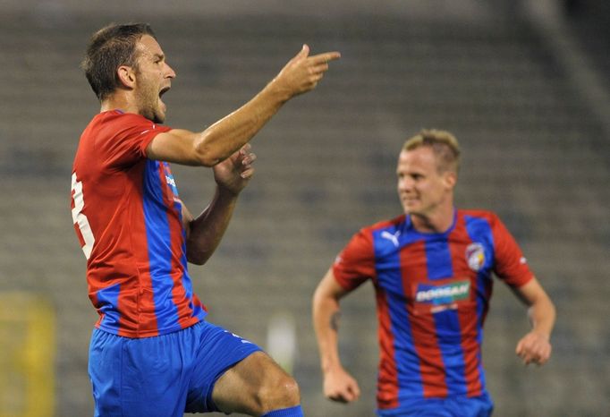 Fotbalista Viktoria Plzeň Marek Bakoš slaví gól s Davidem Limberským v utkání Evropské ligy 2012/13 s Lokerenem.