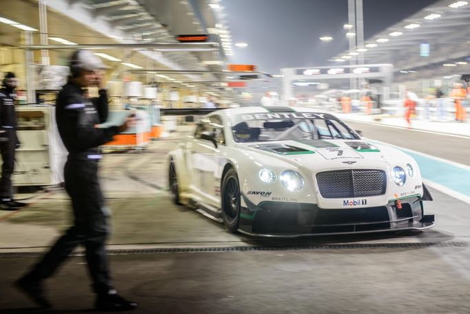 12 h v Abú Zabí: Bentley Continental GT3