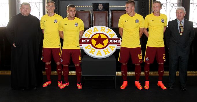 Sparta Praha má nové dresy: Prokop Siostrzonek, Bořek Dočkal, Lukáš Vácha, Pavel Kadeřábek, Ladislav Krejčí a Václav Mašek