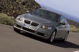 BMW 3 Kupé (320i, rok 2008, 75t km, cena: 379 990 Kč) - Tohoto modelu je v českých bazarech dostatek. Můžete si vybírat bary i motory. Čtyřválec je jistota, pro fajnšmekry se najde šestiválcová verze.